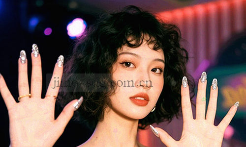 对话气泡与标签云组合插图，展示反馈类型归类整理